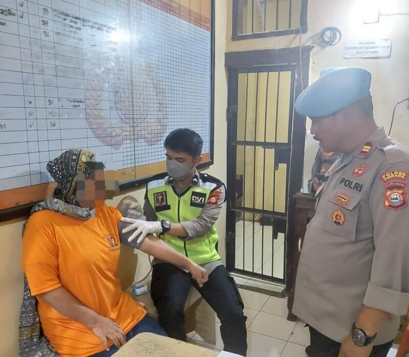 Si Dokkes polres pinrang cek kesehatan tahanan