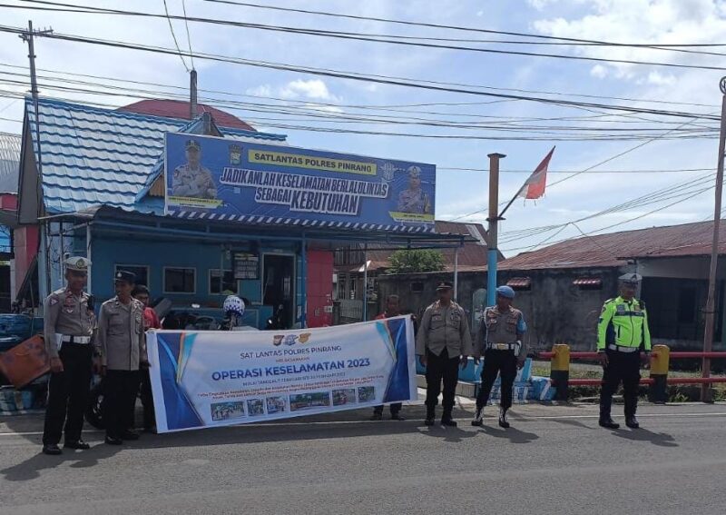 Kanit propam polres pinrang Iptu Silahuddin gelar kegiatan pengawasan personil dalam pelaksanaan operasi keselamatan Pallawa 2023