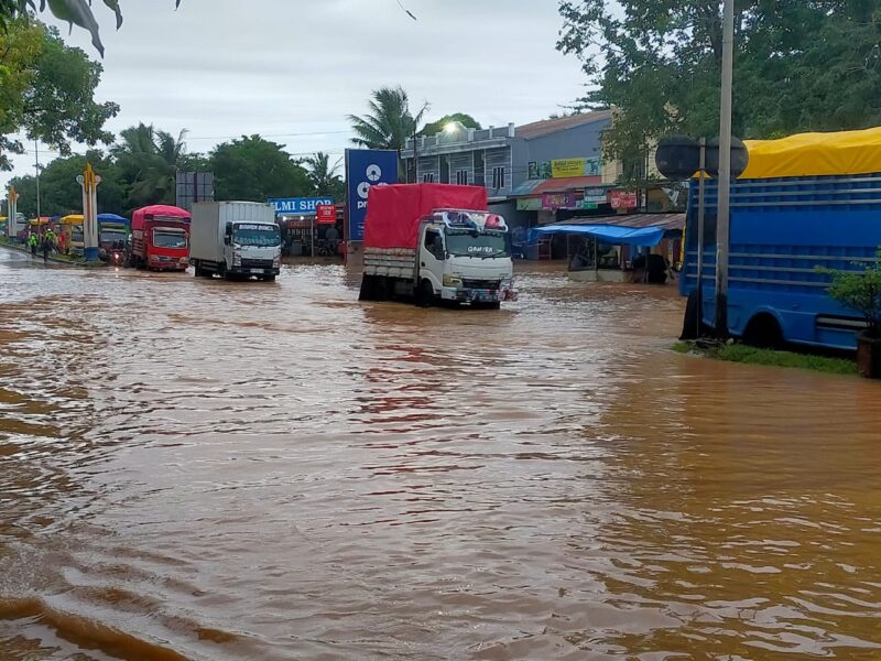 Banjir surut 05.30 polantas izinkan truk melintas
