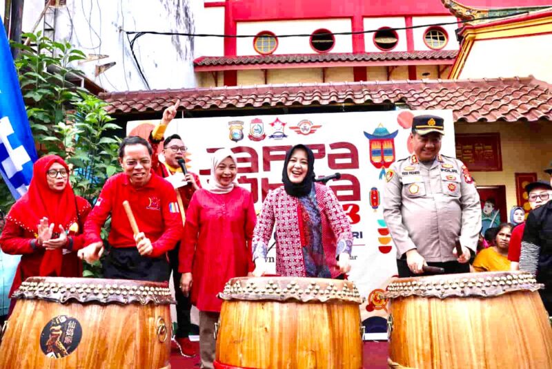 Wakil Wali Kota Makassar, Fatmawati Rusdi, Melepas Peserta Karnaval Budaya Cap Go Meh, Minggu 5 Februari 2023