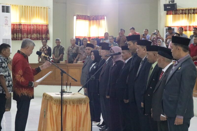 Bupati Pinrang mengambil Sumpah ketua dan anggota Dewan Pendidikan kabupaten Pinrang