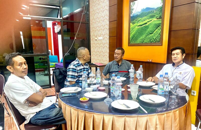 Ketua umum PWI Pusat Atal S.Depari yang didampingi Ketua Bidang Organisasi PWI Pusat H.Zulkifli Gani Ottoh tampak berbincang santai dengan Ketua PWI Kabupaten Wajo, H.Rukman Nawawi dalam santap siang bersama di sekitar Bandara Sultan Hasanuddin sebelum melanjutkan perjalanan ke Provinsi Sulbar
