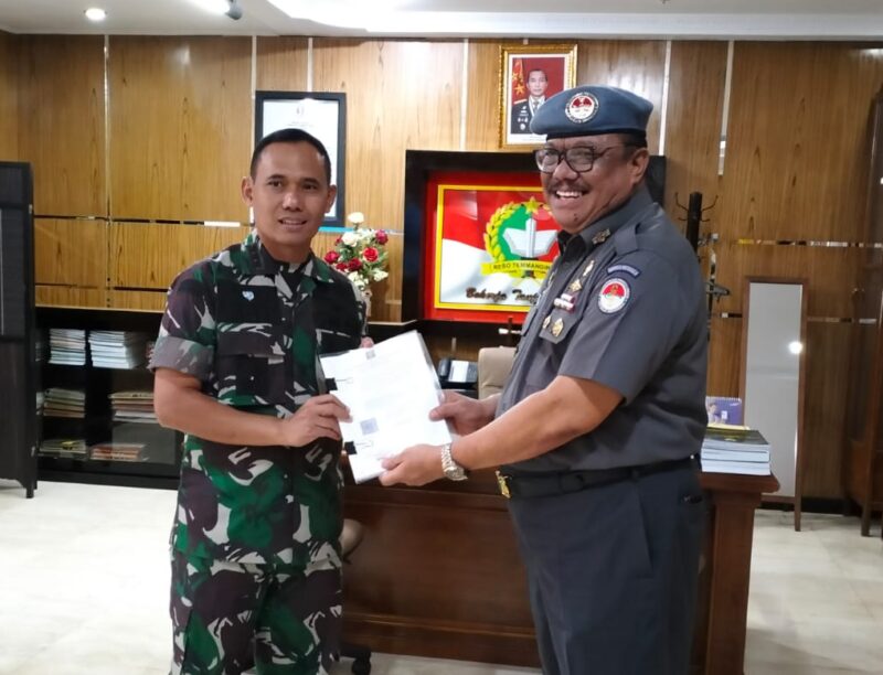 Ketua Bakorwil FKBN Provinsi Sulsel, DR H.Bahar Ngitung, MBA (kanan) menyerahkan naskah rencana kerjasama MOU kepada Komandan Rindam XIV/Hasanuddin Kolonel Inf.Aji Mimbarno, S.A.P