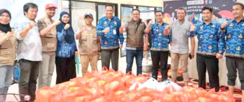 Sekretariat DPRD Kota Makassar, Menyerahkan Bantuan Kepada Korban Banjir, di Kelurahan Katimbang, Kecamatan Biringkanaya, Kota Makassar, Jum'at 17 Februari 2023