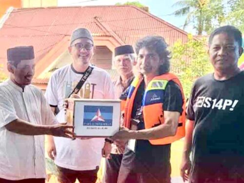 Wakil Ketua DPRD Kota Makassar, Adi Rasyid Ali, Berikan Bantuan Kepada Korban Banjir, di Masjid Al-Muttaqim, Perumnas Antang, Jum'at 17 Februari 2023