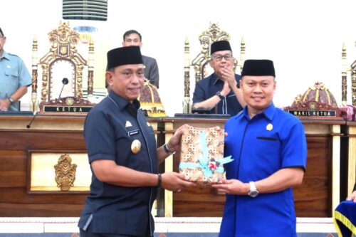 Ketua DPRD Wajo, A. Alauddin Palaguna menerima Ranperda dari Bupati Wajo, Amran Mahmud