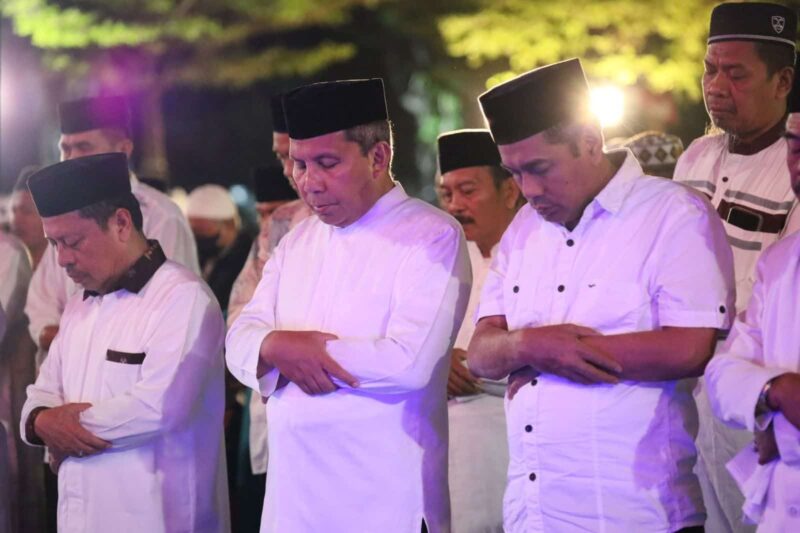 Wali Kota Makassar, Ir. Moh. Ramdhan Pomanto, Melaksanakan Salat Subuh Berjamaah, di Anjungan City of Makassar, Kamis 30 Maret 2023