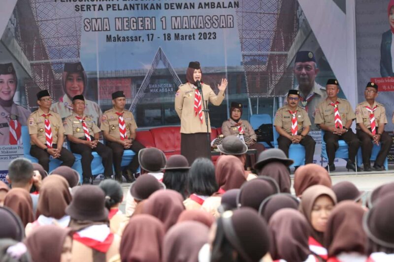 Ketua Kwartir Cabang Kota Makassar, Fatmawati Rusdi, Mengukuhkan dan Melantik Pengurus Majelis Pembimbing dan Pembina Ambalan Pramuka, di Lapangan SMAN 1 Makassar, Sabtu 18 Maret 2023