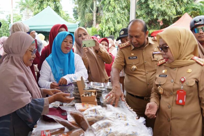 Sekretaris Daerah Kabupaten Gowa, Kamsina, Menghadiri Pasar Tani yang digelar Dinas Tanaman Pangan dan Holtikultura, Selasa 21 Maret 2023