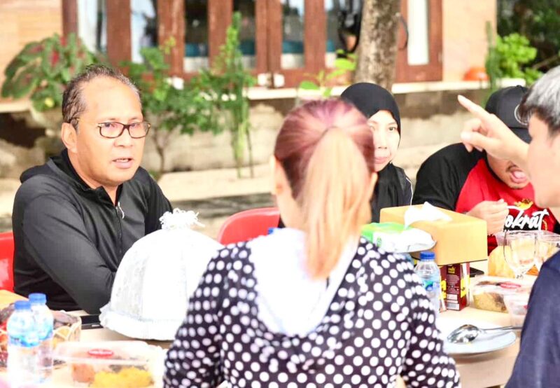 Wali Kota Makassar, Ir. Moh. Ramdhan Pomanto, Bersama Tim dari Singapore Cooperation Enterprise, di Pulau Samalona, Sabtu 4 Maret 2023.