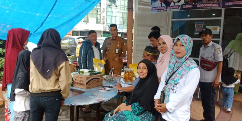 Ketgam : Lurah Pa'Baeng-Baeng, Yudi handoyo, S.Sos menyaksikan secara langsung penyaluran bantuan.(sdn)