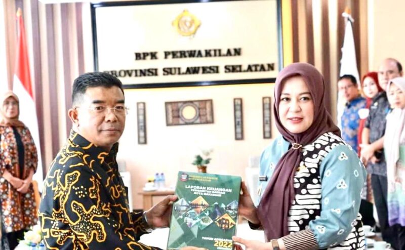 Wakil Wali Kota Makassar, Fatmawati Rusdi, Menyerahkan Laporan Keuangan Pemerintah Daerah (LKPD) Tahun Anggaran 2022, di Kantor BPK Perwakilan Sulsel, Jum'at 10 Maret 2023.