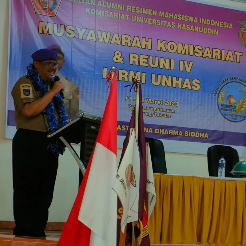Ketua DPP IARMI Sulsel, DR Bahar Ngitung, SE, MBA memberikan sambutan pada pelaksanaan Musyawarah Komisaris IARMI Unhas. Tampak ketua terpilih IARMI Komisariat Unhas H.Lutfi Hanafi, SE (kiri) salam komando dgn mantan ketua, La Kanna, SH, MH (kanan) usai serah terima kepemimpinan.