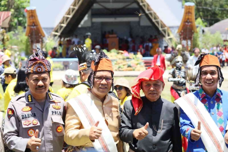 Wali Kota Makassar, Ir. Moh. Ramdhan Pomanto, Menghadiri Undangan Peringatan 110 Tahun Injil Masuk Toraja (IMT), di Tongkonan Sangulele, Rabu 15 Maret 2023.