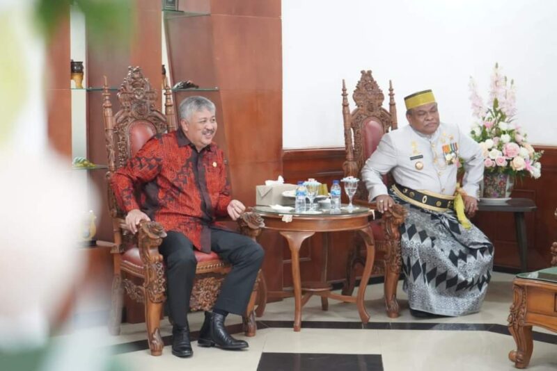 Bupati Bone dalam kunjungannya ke Makam Raja Bone, di terima Bupati Pinrang H. Andi Irwan Hamid