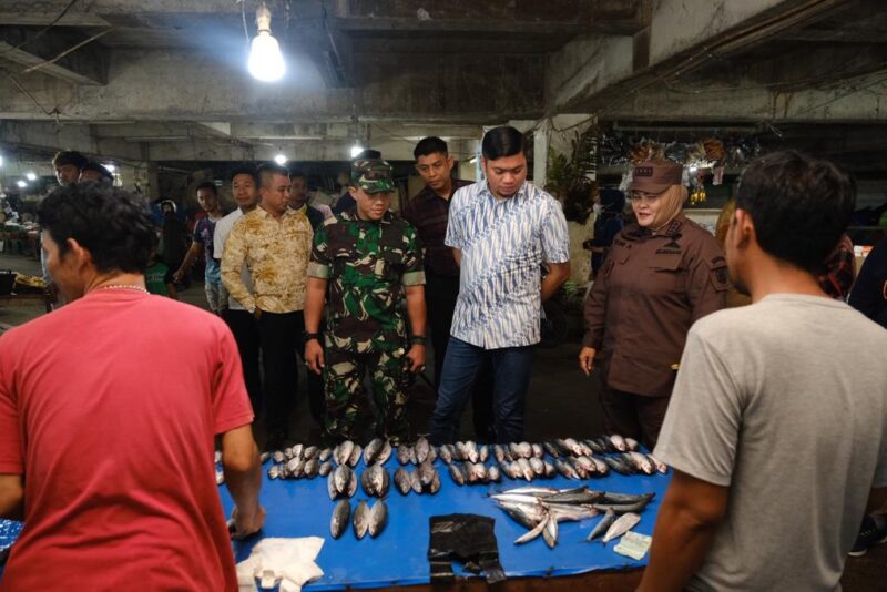 Bupati Gowa, Dr. Adnan Purichta Ichsan, SH, MH, Didampingi Sekda dan Forkopimda, Turun Langsung Mengecek Harga dan Stok Komoditas di Pasar Tradisional, Rabu 22 Maret 2023
