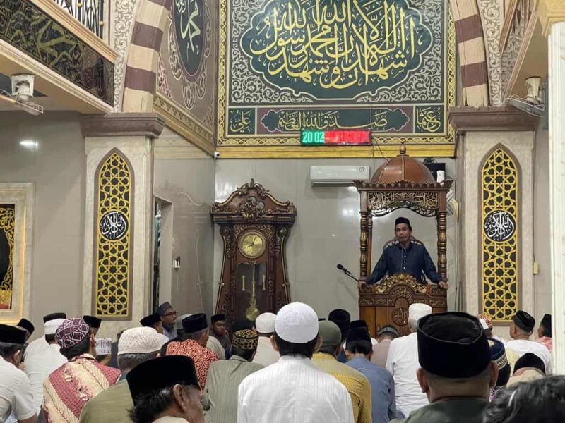 Ketua DPRD Kota Makassar, Rudianto Lallo, Membawakan Ceramah Tarawih, di Masjid Awalauddin, Jum'at 24 Maret 2023.