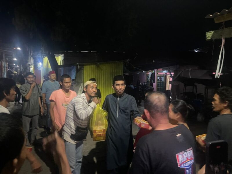 Ketua DPRD Kota Makassar, Rudianto Lallo, Membagikan Paket Makanan Sahur ke Warga Tidung Mariolo, Kecamatan Rappocini, Minggu 26 Maret 2023.