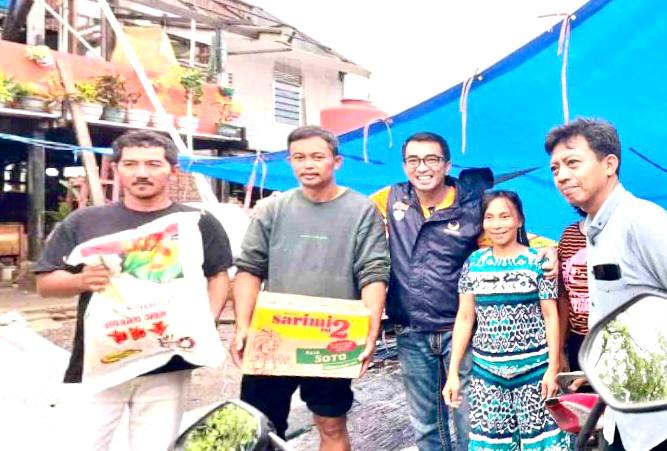 Anggota DPRD Kota Makassar, Fraksi Partai NasDem, Mario David, Memberikan Bantuan Korban Angin Puting Beliung, di Kelurahan Pampang, Kecamatan Panakukang, Kamis 5 Januari 2023