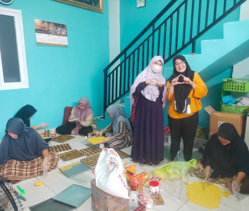 Badan Penyelenggara Jaminan Produk Halal (BPJPH) Kementerian Agama RI, selaku pendamping MUI  Kecamatan Tallo Kota Makassar meninjau langsung proses pembuatan kue kering dan penggunaan bahan kue La'Cake, Minggu, 26 Maret 2023