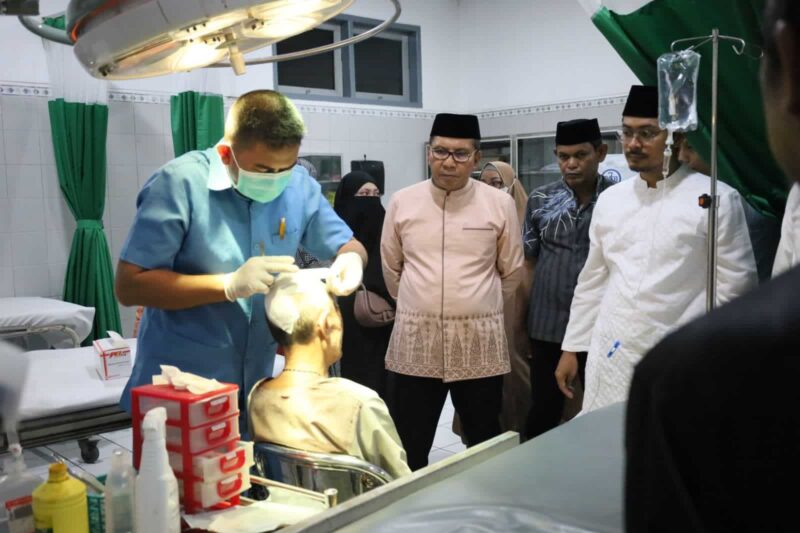 Wali Kota Makassar, Ir. Moh. Ramdhan Pomanto, Menjenguk Para Korban Reruntuhan Kubah Masjid Ittifaqul Jamaah, Minggu 26 Maret 2023.