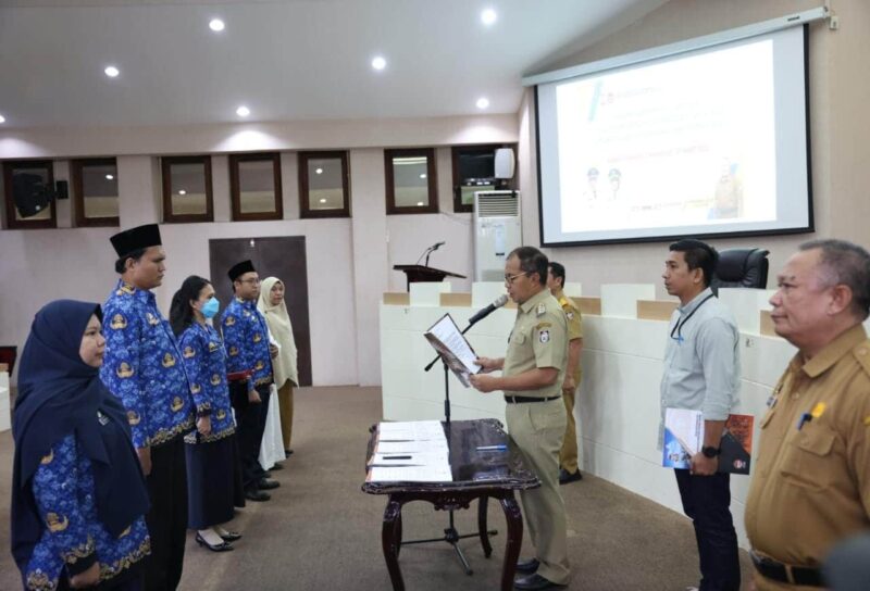 Wali Kota Makassar, Ir. Moh. Ramdhan Pomanto, Melantik 220 ASN Baru Lingkup Pemkot Makassar, di Kantor Balai Kota, Senin 27 Maret 2023