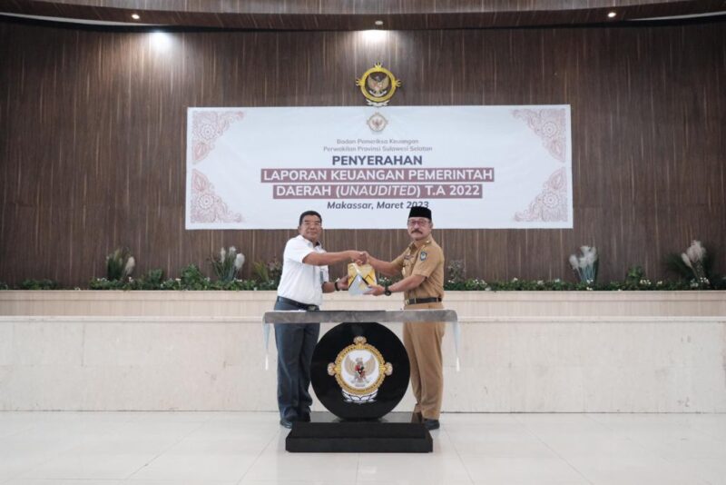 Wakil Bupati Gowa, H. Abd Rauf Malaganni, Menyerahkan Laporan Keuangan Pemerintah Daerah (LKPD) Unaudited Tahun Anggaran 2022, kepada Badan Pemeriksa Keuangan (BPK) Perwakilan Provinsi Sulsel, Senin 27 Maret 2023