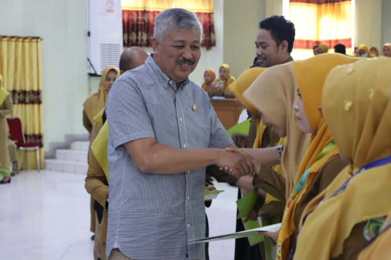 Bupati Pinrang Irwan Hamid memberikan ucapan selamat kepada PTT Dinas kesehatan