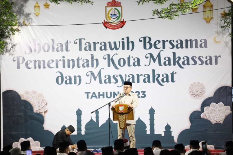 Wali Kota Makassar, Ir. Moh. Ramdhan Pomanto, Saat Memberikan Arahan Usai Melaksanakan Salat Isya dan Tarawih Bersama, di Halaman Kantor Balai Kota Makassar, Kamis 30 Maret 2023.