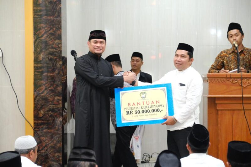 Bupati Gowa, Dr. Adnan Purichta Ichsan, SH, MH, Menyerahkan Bantuan di Masjid Anas Bin Malik, Kecamatan Bajeng Barat, Kamis 30 Maret 2023.