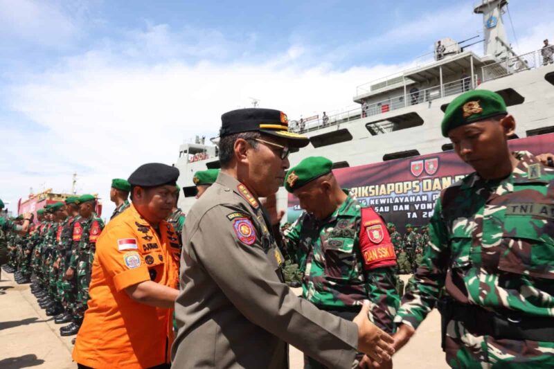 Wali Kota Makassar, Ir. Moh. Ramdhan Pomanto, Bersama dengan Panglima TNI, Laksamana Yudo Margono, Melepas Keberangkatan Satgas Pamtas Papua, Jum'at 31 Januari 2023.