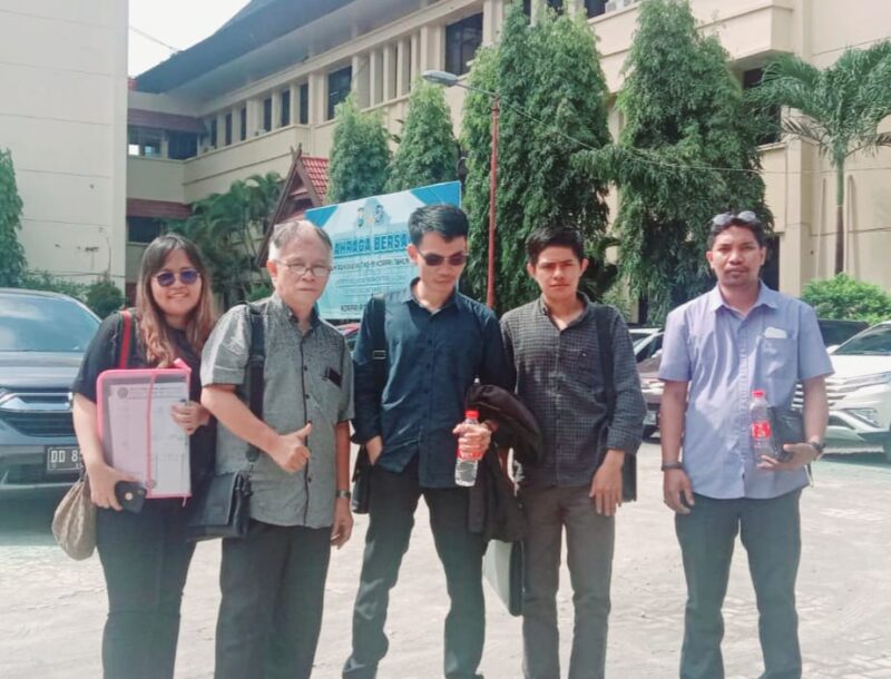 Orang tua mendiang Virendy yang didampingi pengacara usai menghadiri gelar perkara di Mapolda Sulsel