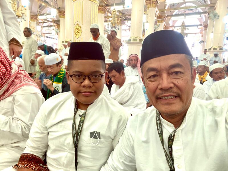 CEO PT Media Sinergi Group H Rukman Nawawi  bersama Putra bungsu Ahmad Muchtadabillah Harma saat berada diraudhah menungguh shalat zuhur