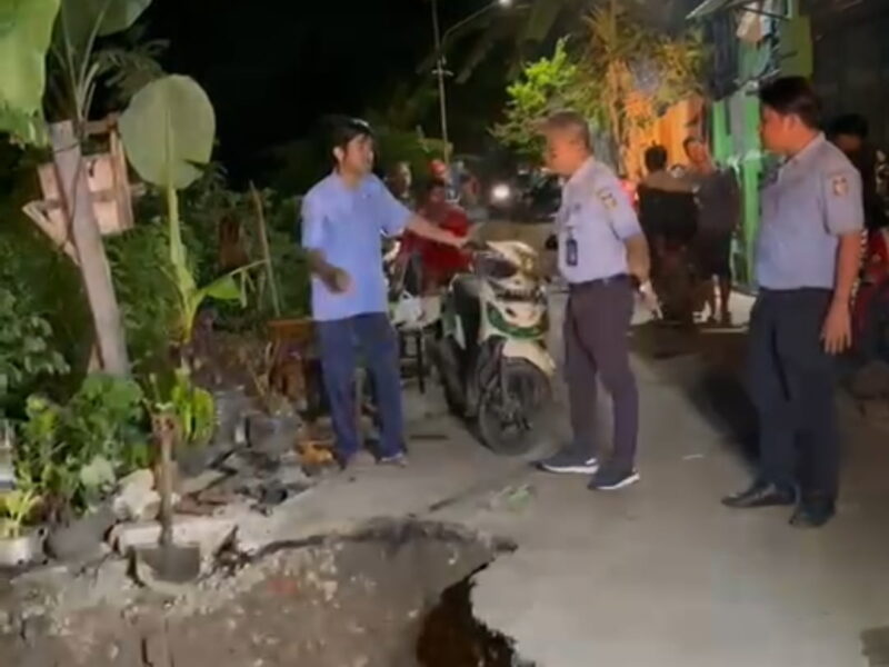 Direktur Utama Perumda Air Minum Kota Makassar, Beni Iskandar, SH, Melakukan Pemantauan Pekerjaan Pipa, di Jalan Beringin Raya, Kabupaten Gowa, Senin 27 Maret 2023