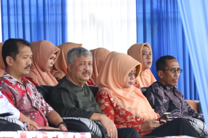 Bupati Pinrang Andi Irwan Hamid didampingi ketua Tim Penggerak PKK Hj.A.Sri Widiyati Irwan dan Kadis Dikbud Pinrang Andi Matjtja