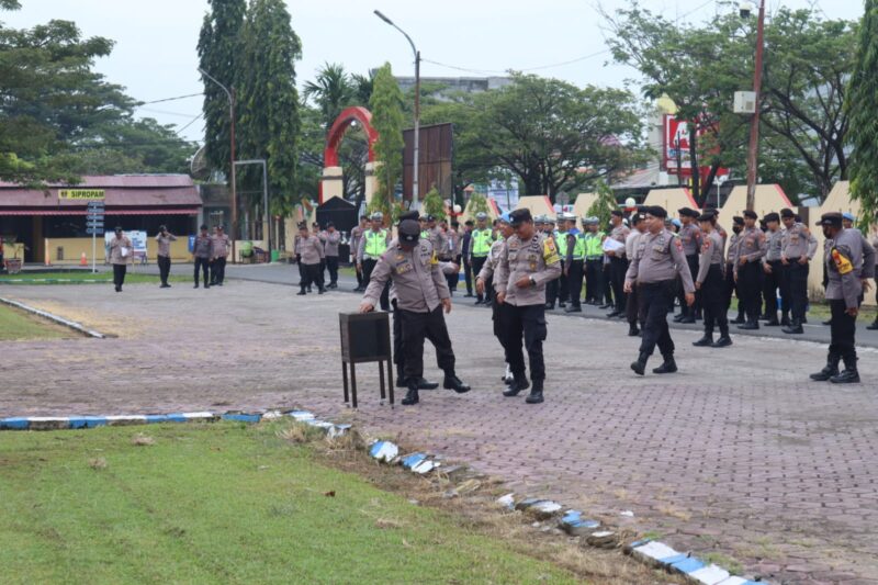 Personil polres pinrang sisihkan rejekinya di kotak amal di halaman Mapolres Pinrang