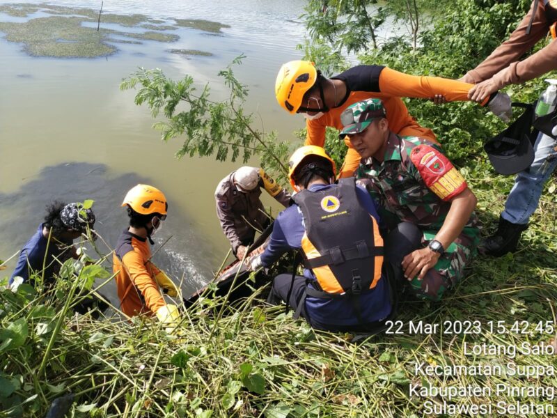 Korban yang jatuh di Empang di evakuasi personil Polres Pinrang
