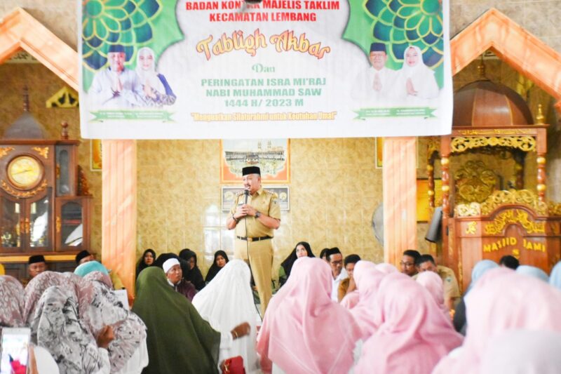 Bupati Pinrang memberikan sambutan saat tablig Akbar di Rangkaikan Isra Miraj di kecamatan Lembang