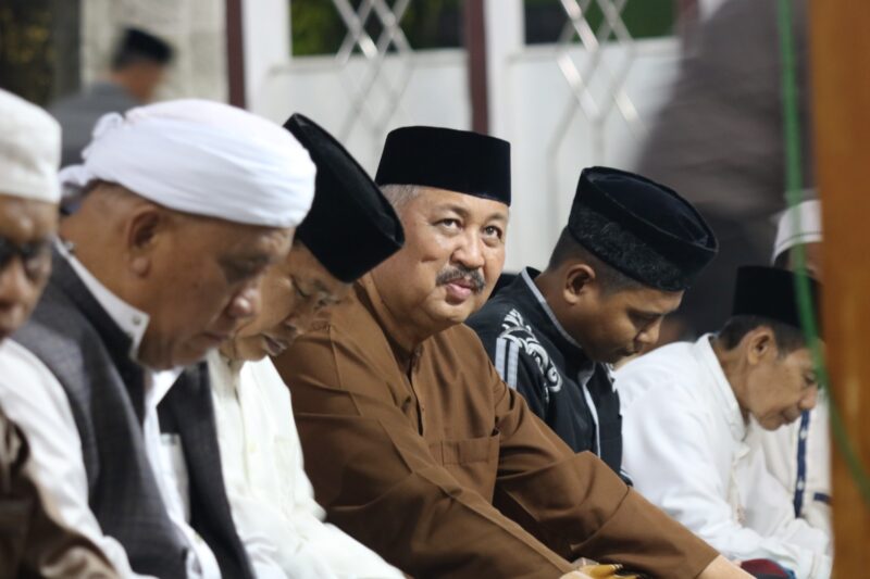 Bupati Pinrang Irwan Hamid di dampingi mantan ketua DPRD Pinrang H. Herman Sakka berbaur bersama jamaah mendengarkan tauziah