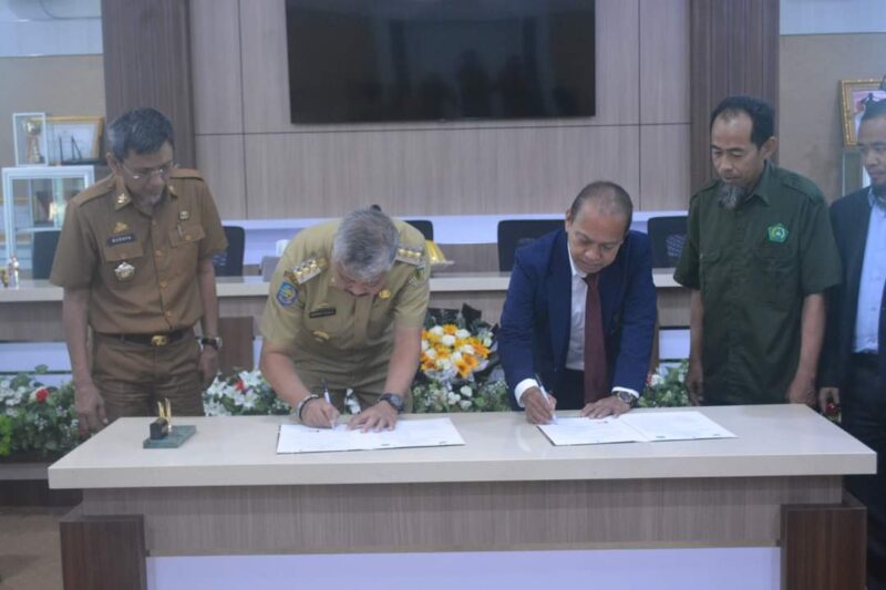 Penandatanganan MoU Antara Bupati Pinrang Andi Irwan Hamid dan Rektor Universitas Pancasakti DR. H. Rusdin Nawi, M.Si