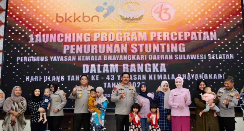 Kapolda Sulsel, Irjen Pol. Drs. Nana Sudjana, Melaunching Program Percepatan Penurunan Stunting dan Pencanangan Orang Tua Asuh Polda Sulsel, di Aula Mapolda, Jum'at 10 Maret 2023