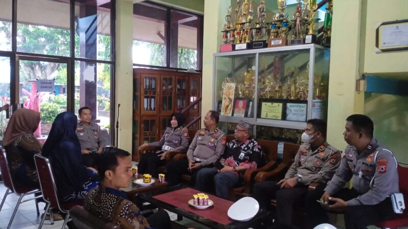 Kasi Dikmas Kamsel Dit Lantas Polda Sulsel yang dipimpin langsung oleh Kompol Bagus Putut didampingi Kanit Dikmas AKP Marliany di terima kepsek SMAN 1 Pinrang H.Bahri Bohari