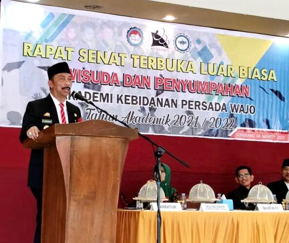 Wakil Bupati Wajo memberikan sambutan pada  wisuda ke-13 Akbid Persada Wajo di Aula Lampulung Attakae, Kecamatan Tempe, Sabtu (4/3/2023)