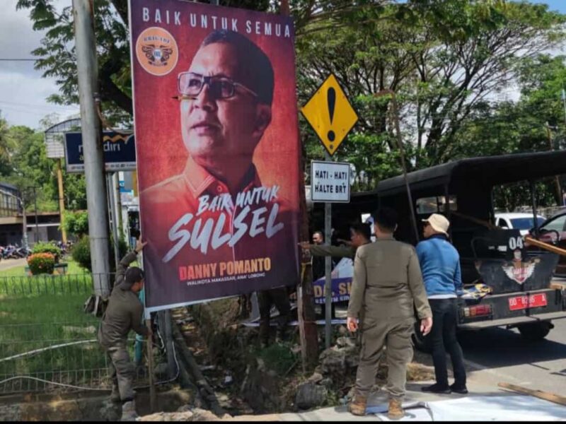 Badan Pendapatan Daerah (Bapenda) Kota Makassar Bersama dengan Satpol PP Kecamatan, Melakukan Penertiban Reklame, di Ruas Jalan Protokol, Rabu 26 April 2023