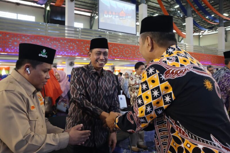 Bupati Wajo, Amran Mahmud berbaur dengan ribuan warga Muhammadiyah pada kegiatan silaturahmi Idul Fitri atau Syawalan 1444 H Keluarga Besar Muhammadiyah Sulawesi Selatan yang digelar di Balai Sidang Muktamar Unismuh Makassar , Jum'at (28/4/2023)