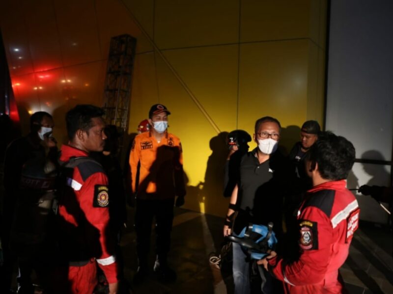 Wali Kota Makassar, Ir. Moh. Ramdhan Pomanto, Memantau Kebakaran di Trans Studio Mall (TSM), di Jalan Tanjung Bunga, Senin 24 April 2023