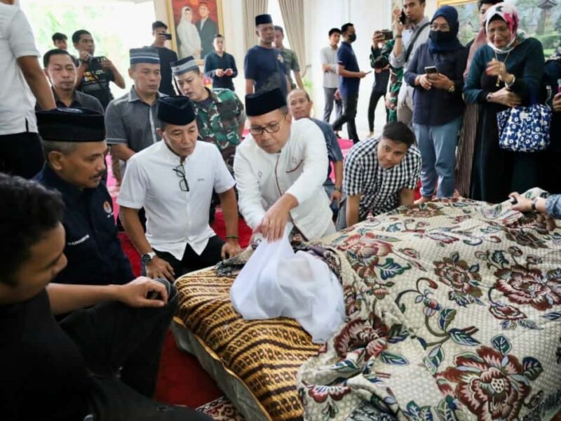 Wali Kota Makassar, Ir. Moh. Ramdhan Pomanto, Melayat ke Rumah Duka, Almarhum Muhammad Rapsel Ali, di Jalan Bonto Mangape, Minggu 9 April 2023