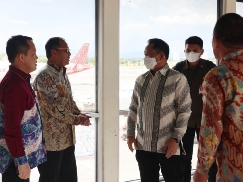Wali Kota Makassar, Ir. Moh. Ramdhan Pomanto, Menyambut Kedatangan Mendagri Tito Karnavian, di Bandara Sultan Hasanuddin, Jum'at 28 April 2023