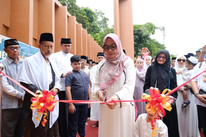 Istri Almarhum Ichsan Yasin Limpo, Novita ichsan, Didampingi Bupati Gowa, Adnan Purichta, Menggunting Pita Peresmian Masjid Raudhatul Ichsan, di Desa Tindang, Kecamatan Bontonompo, Jum'at 7 April 2023