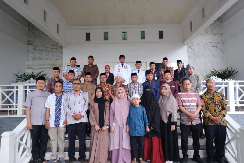 Bupati Gowa, Adnan Purichta Ichsan, Melepas Kafilah Seleksi Tilawatil Qur'an dan Hadits (STQH) Kabupaten Gowa, di Rumah Jabatan Bupati Gowa, Sabtu 29 April 2023